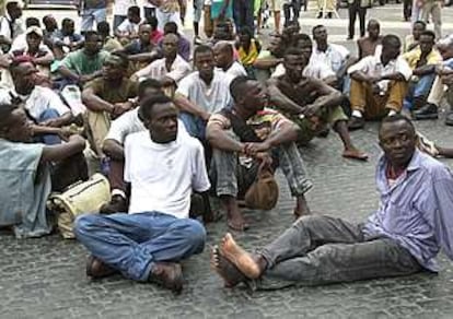 Los inmigrantes desalojados de la plaza de Catalunya, durmiendo, ayer, en el Paralelo.