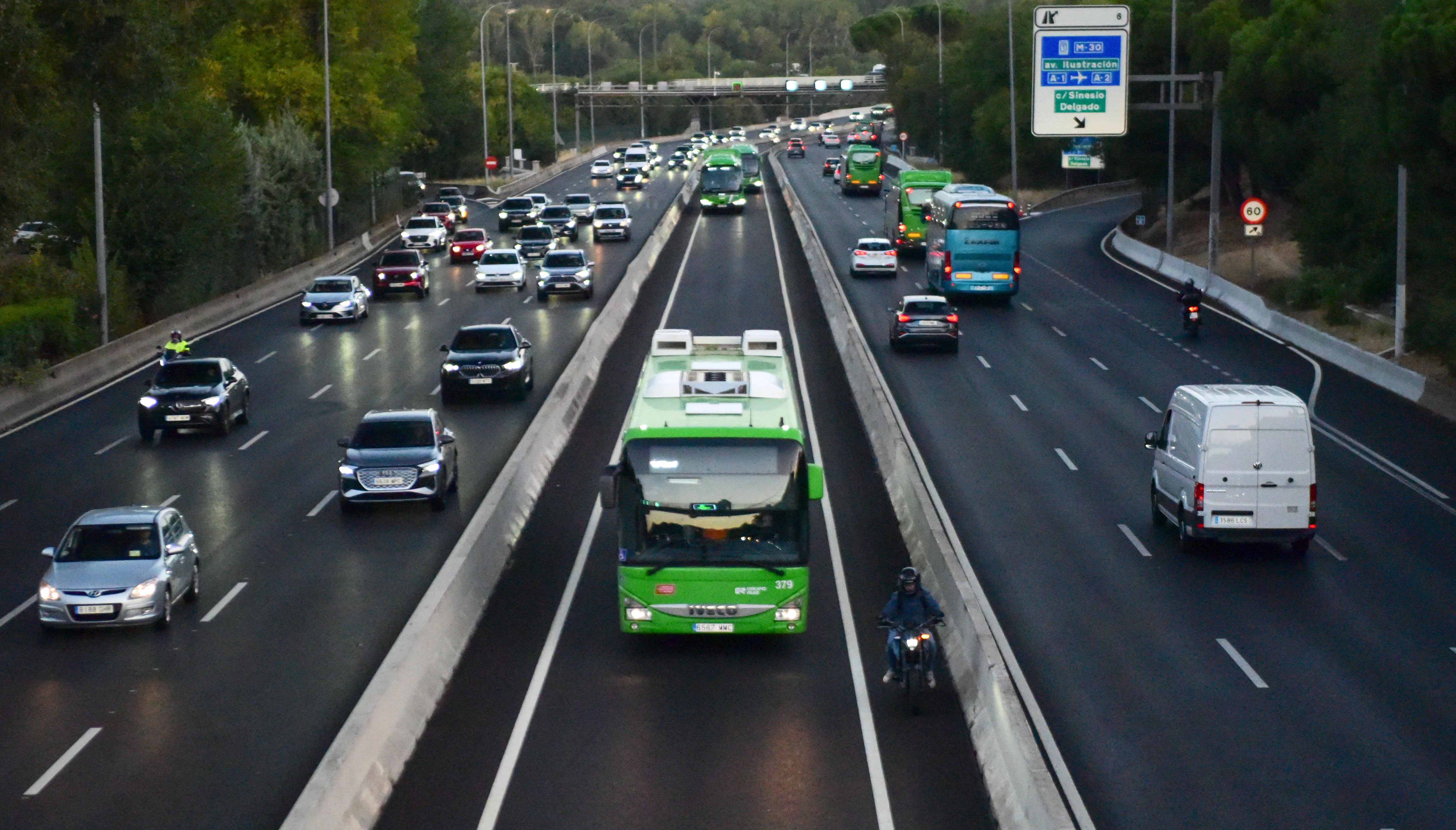 El odio de los conductores al carril bus-VAO “vacío” frena su expansión: “No hay que mirar cuántos vehículos pasan sino a cuánta gente llevan”