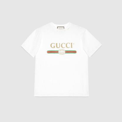 Camiseta para mujer de Gucci, con logotipo y emblema de la marca estampados, fabricada en algodón, por 390 euros. También en versión masculina:320 euros.