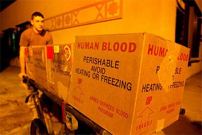 Mientras los soldados estadounidenses preparaban el asalto a Faluya, el hospital instalado en la zona verde de Bagdad trabajaba para las posibles víctimas. En la foto, un militar carga una caja con dosis de sangre para las trasfusiones.