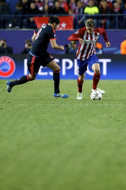 Fernando Torres corre con el balón junto a Javi Martínez.