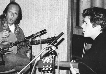 Paco de Lucía y Alejandro Sanz, tocando la guitarra en Londres.