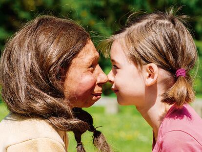 A 'Homo sapiens' girl, on the right, with the 'Homo neanderthalensis' model on the left, from the Neanderthal Museum in Germany.