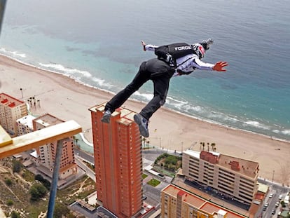 Salto base desde un rascacielos en Benidorm.