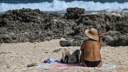 Una turista en la playa de Isla Mujeres, México.