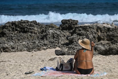 Una turista en la playa de Isla Mujeres, México.