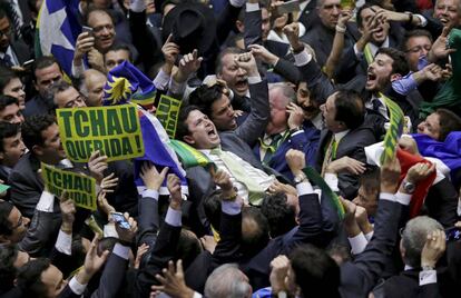 Un grupo de diputados celebra en la Cámara Baja la victória de la votación del impedimiento de la presidenta Rousseff, en Brasilia (Brasil).