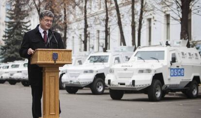 El presidente ucranio, en la entrega de vehículos de la OSCE el 13 de noviembre