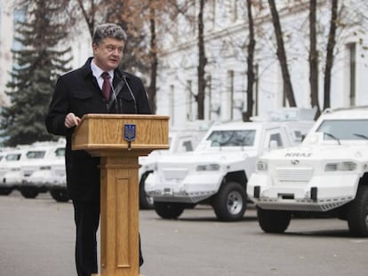 El presidente ucranio, en la entrega de veh&iacute;culos de la OSCE el 13 de noviembre