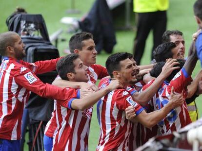 Los jugadores del Sporting celebran el segundo gol. 