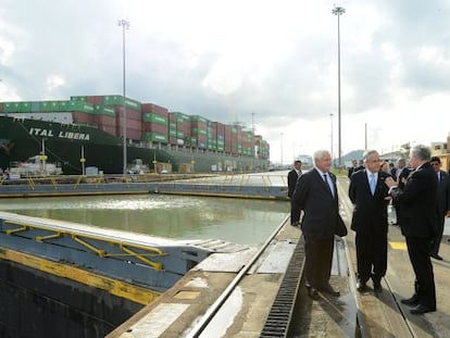 El presidente panameño, Ricardo Martinelli, junto a su homólogo chileno, Sebastián Piñera, en las esclusas de Miraflores en el Canal de Panamá.