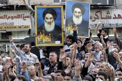 Un grupo de manifestantes protesta, ayer, con carteles del ayatolá Alí al Sistani contra la televisión Al Yazira.