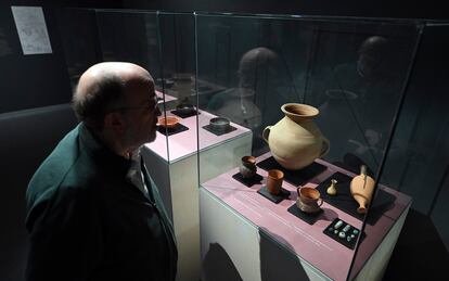 Elementos funerarios hallados en el interior de las tumbas de los gladiadores que fallecieron en el anfiteatro de Córdoba.