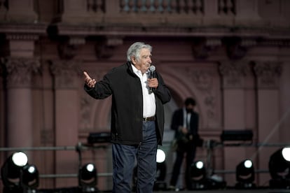 José Mujica habla durante un acto por el Día de la Democracia y los Derechos Humanos en Buenos Aires, Argentina, el viernes 10 de diciembre de 2021. 