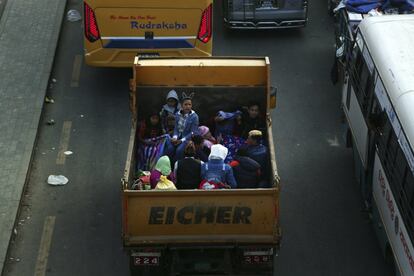 Unos nepaleses viajan en la parte trasera de un camión en dirección a sus aldeas para celebrar el festival Dashain en Katmandú (Nepal).