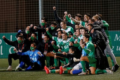 Los jugadores del UE Cornellá celebran su victoria ante el Atlético de Madrid en la Copa.