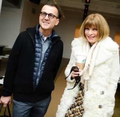 Anna Wintour, la todopoderosa editora de 'Vogue', ha compaginado su presencia en la semana de la moda oficial con su visita a los Milk Studios. En la imagen, junto a Steven Kolb, director del Council of Fashion Designers of America.