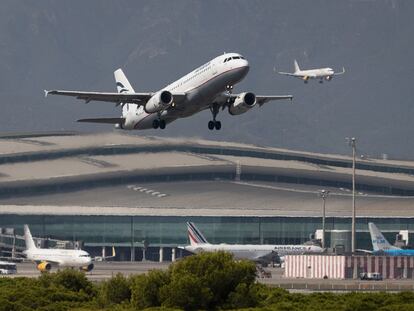 Un avión despega en el aeropuerto de El Prat