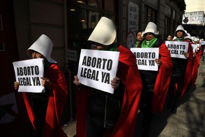 Partidarias de la legalización del aborto se manifiestan en Buenos Aires frente al Congreso, el día 1 de agosto vestidas como las mujeres destiandas a la reproducción de la serie televisiva 'The Handmaid's Tale'.