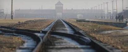 Vía férrea que conduce al campo de concentración de Auschwitz Birkenau en Oswiecim, al sur de Polonia.