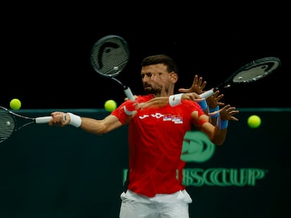 Djokovic, durante un entrenamiento en el Pabellón de la Fuente de San Luis de Valencia.