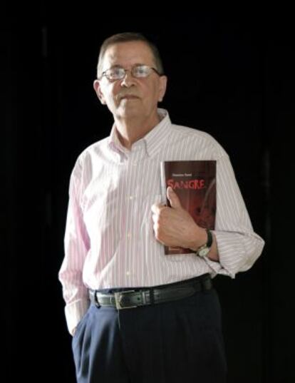 Francisco Asensi, con un ejemplar de 'Sangre'.