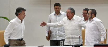 Los presidentes de Colombia y Cuba, Juan Manuel Santos y Raúl Castro, y el líder de las FARC Rodrigo Londoño, en La Habana.