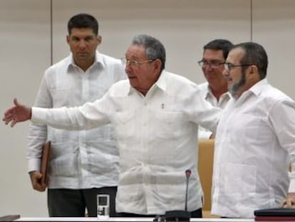 Los presidentes de Colombia y Cuba, Juan Manuel Santos y Raúl Castro, y el líder de las FARC Rodrigo Londoño, en La Habana. 