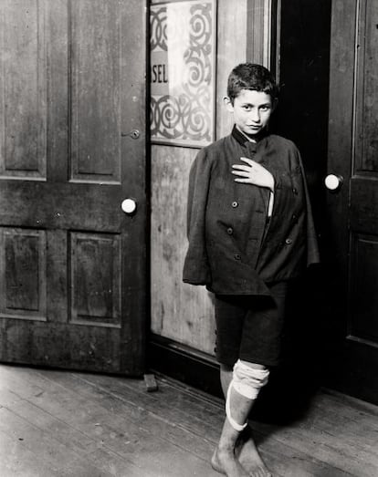 'Esperando a que abra el dispensario. Distrito de Hull House, Chicago', 1910. Colección George Eastman House, 2012.