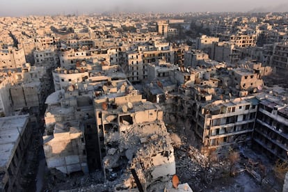 Una vista general de Alepo tomada desde lo alto de un edificio en el vecindario de Bustan al-Basha.