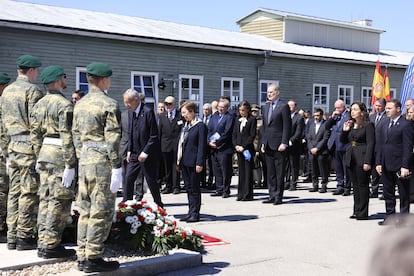 El presidente de Austria, Alexander Van der Bellen, y su esposa, Doris Schmidauer, depositan un ramo de flores. En el centro, los Reyes de España.