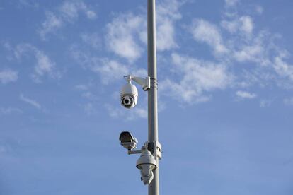 Cameras in the port of Puerto Banús. The two at the bottom belong to the Marbella council. The camera in the center is a 16-megapixel device, which has the highest definition of those being installed.