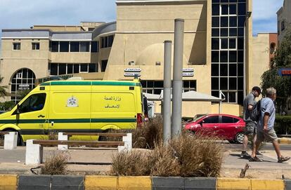 Dos hombres pasan delante del hospital donde han sido transportados los cuerpos de los seis turistas extranjeros fallecidos en el accidente del submarino, en Hurgada este jueves.