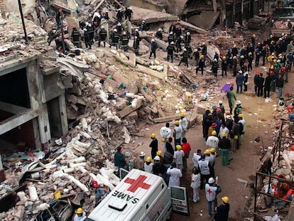Rescatistas buscan entre los escombros  tras el atentado de la Asociación Mutual Judía Argentina en Buenos Aires, el 18 de julio de 1994.