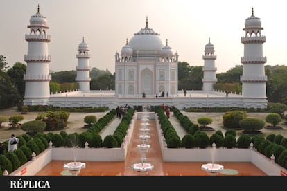 En India no sentó muy bien que su vecina Bangladesh inaugurara una reproducción a escala del Taj Mahal el 26 de marzo de 2009 (día de su independencia). Su promotor, el productor de cine Ahsanullah Moni, argumentó que lo había hecho para que sus compatriotas más pobres pudieran disfrutar de una réplica de una de las maravillas del mundo moderno sin tener que viajar hasta Agra. Bastaría con que acudiesen a Narayanganj, ciudad natal de Moni (al este de la capital, Dhaka), y no fuesen demasiado exigentes, puesto que la copia dista años luz del original.