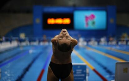 El ucraniano Laroslav Semenenko se prepara para la carrera de 100m espalda