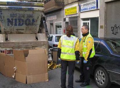 El cadáver de la mujer, tapado con una manta térmica en la confluencia de las calles Londres y Cartagena.