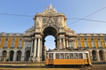 Tranv&iacute;a en la Plaza del Comercio de Lisboa