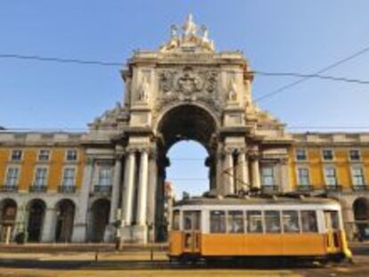 Tranv&iacute;a en la Plaza del Comercio de Lisboa