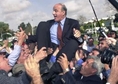 Saleh Tarif, primer ministro del Gobierno de Israel perteneciente a la comunidad árabe-drusa, es aclamado por sus seguidores en Tel AViv, el pasado día 2 de marzo, tras ser nombrado ministro del Gabinete de Sharon.