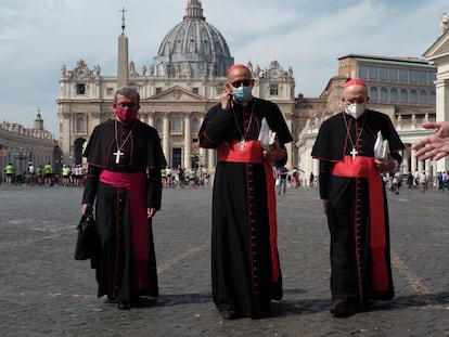 El secretario general de la CEE, el obispo Luis Argüello (izquierda), el presidente de la CEE, el cardenal Juan José Omella (centro), y el vicepresidente, el cardenal Carlos Osoro, durante su visita al Papa el pasado septiembre en el Vaticano.