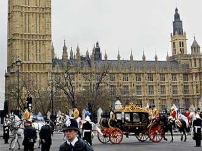 La reina de Inglaterra llega a la sede del Parlamento para inaugurar las sesiones de 2004.