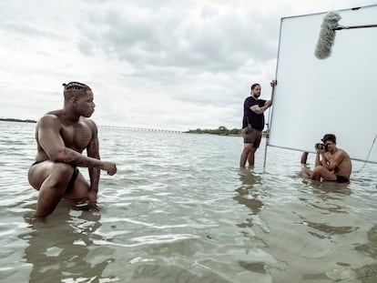 El actor británico de ascendencia nigeriana John Boyega en un momento de la sesión de fotos del calendario Pirelli 2025.