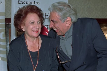 Margot Benacerraf (izquierda), en marzo de 1998, junto al escritor brasileño Geraldo Case.
