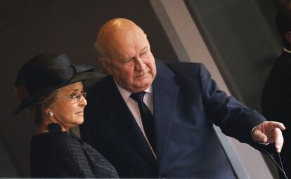 El ex presidente sudafricano Frederick de Klerk llega con su esposa Elita para el funeral de ex presidente sudafricano.