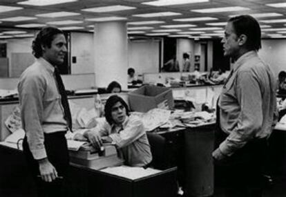 De izquierda a derecha, Woodward, Bernstein y Bradlee en <b><i>The Washington Post.</b></i>