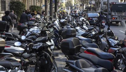 Motos aparcadas en la acera en Barcelona.