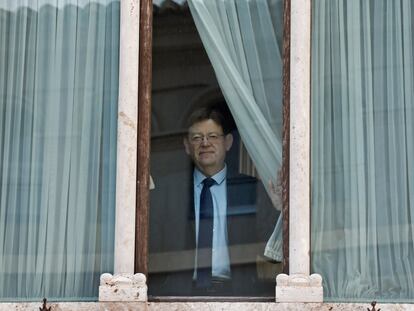 El presidente de la Generalitat Valenciana, Ximo Puig, en la ventana de su despacho del Palau de la Generalitat,