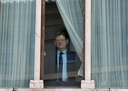 El presidente de la Generalitat Valenciana, Ximo Puig, en la ventana de su despacho del Palau, en Valencia.