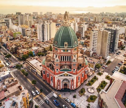 Vista aérea de la iglesia Inmaculado Corazón de María, conocida popularmente como La Cúpula, y de la ciudad de Lima (Perú).